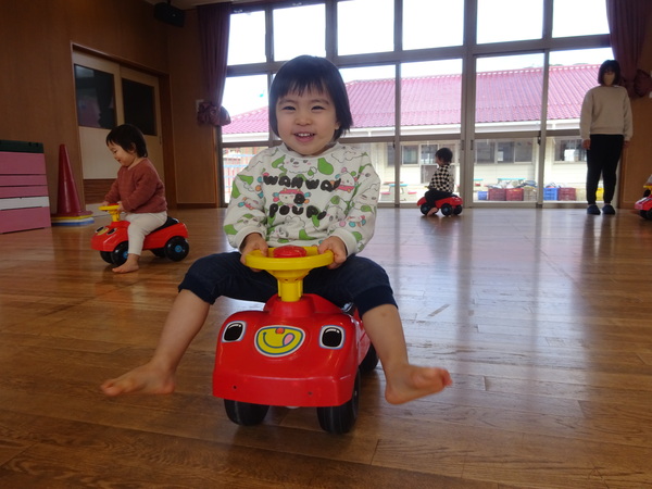 コンビカーで遊ぶ子ども (3)