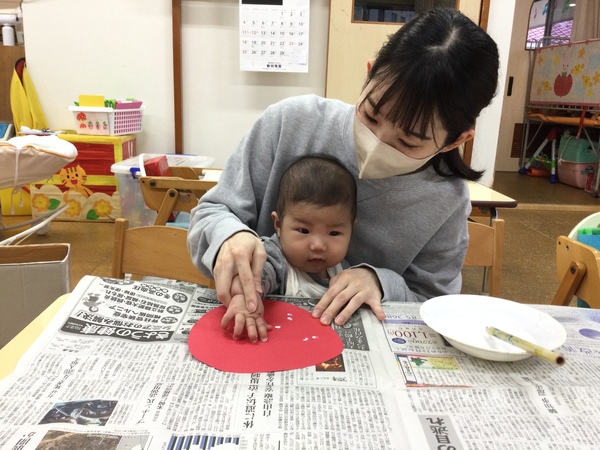 製作をする子ども (6)