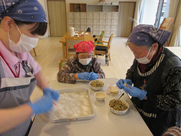 餃子を包んでいる様子