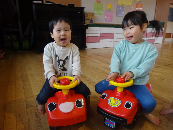 コンビカーで遊ぶ子ども (1)