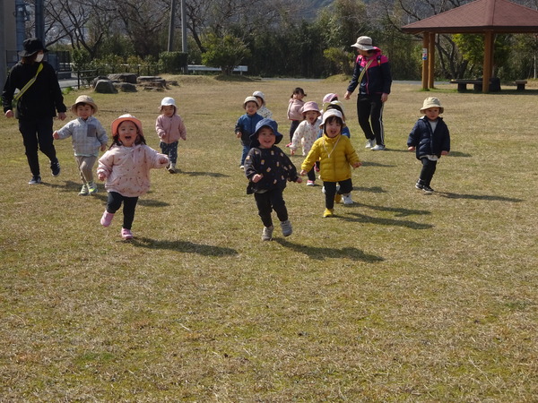 消防署横広場で遊ぶ子どもたち (11)