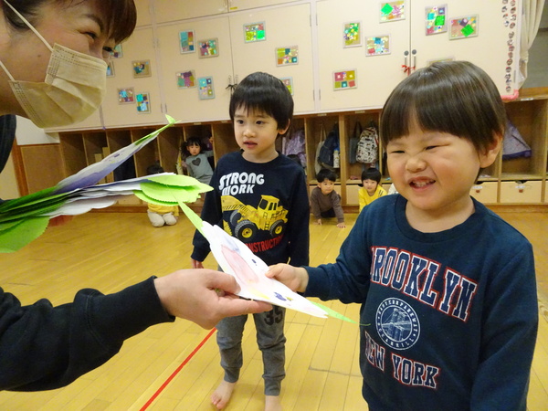 作品袋に作品を入れる子ども (4)