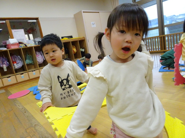 プラポイントで遊ぶ子ども (1)