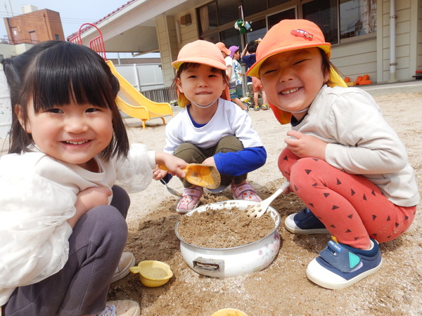 園庭で遊ぶ子ども