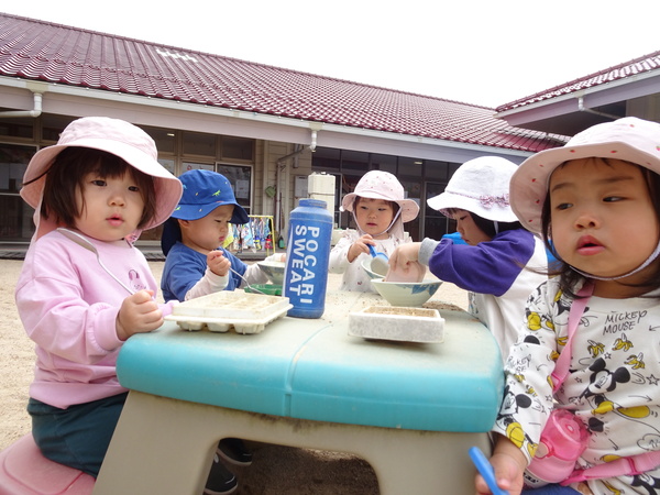 幼児園庭で遊んでいる様子 (4)