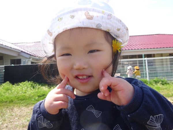 新園庭で遊ぶ子ども (1)