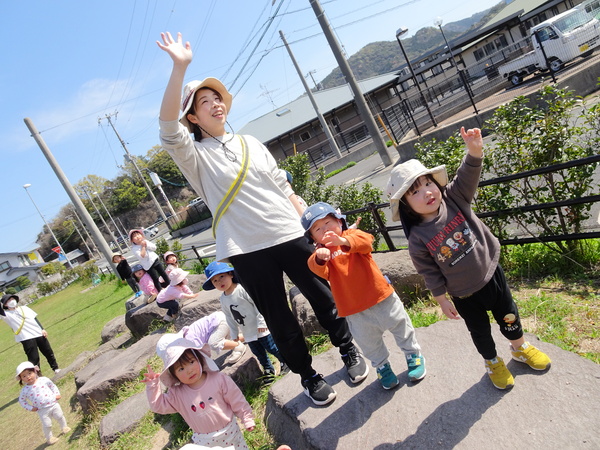 広場で遊ぶ子ども (1)