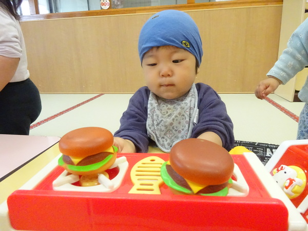 パン屋さんごっこをしている子ども (5)