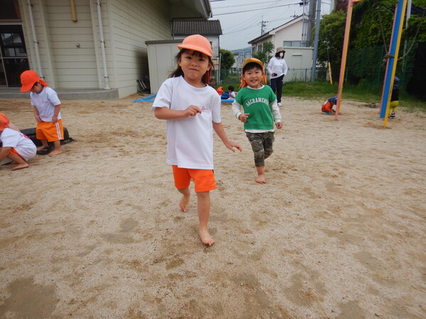 園庭で遊んでいる子ども (5)