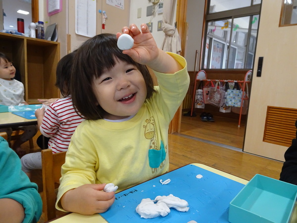 粘土で遊ぶ子ども (4)