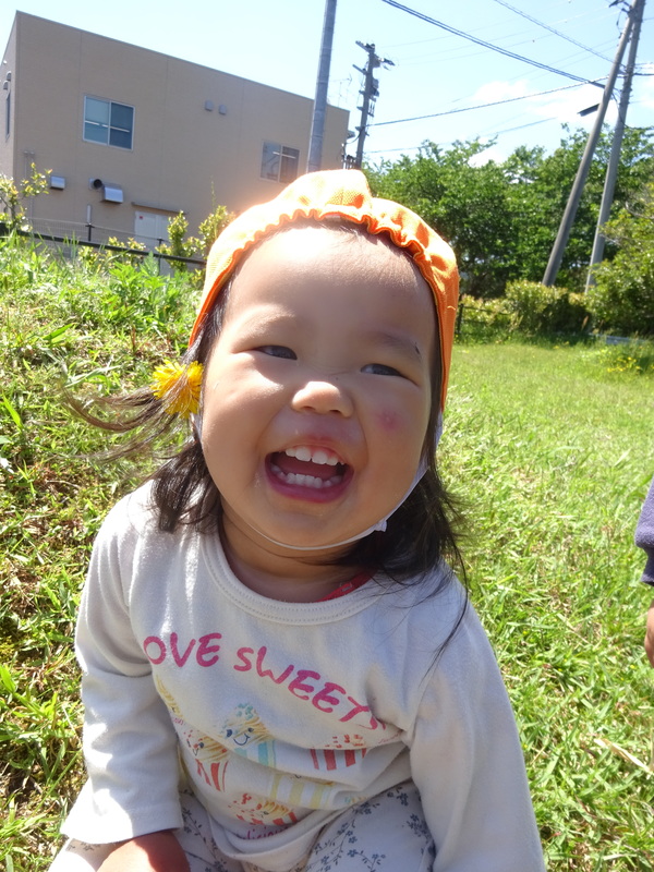 広場で遊ぶ子ども (4)