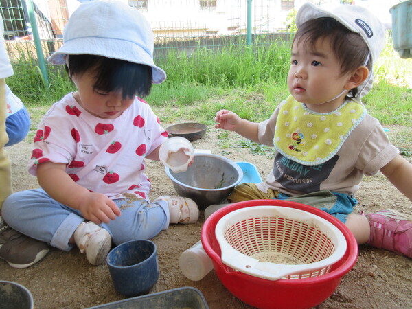 園庭で遊んでいる様子 (4)