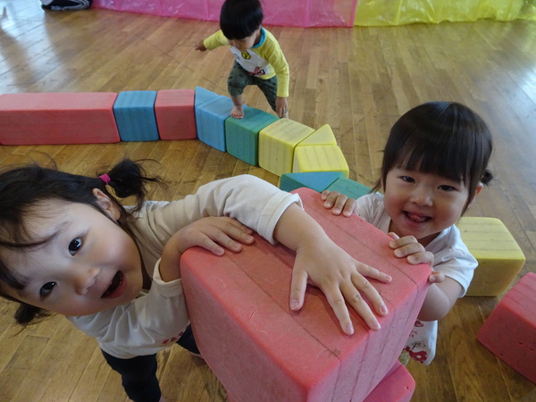遊戯室で遊んでいる様子 (3)