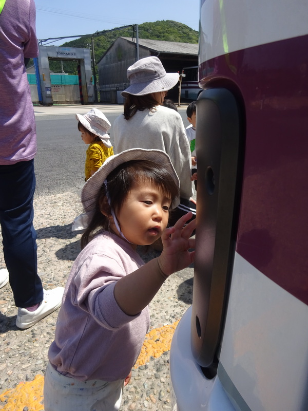 バスを見ている子ども