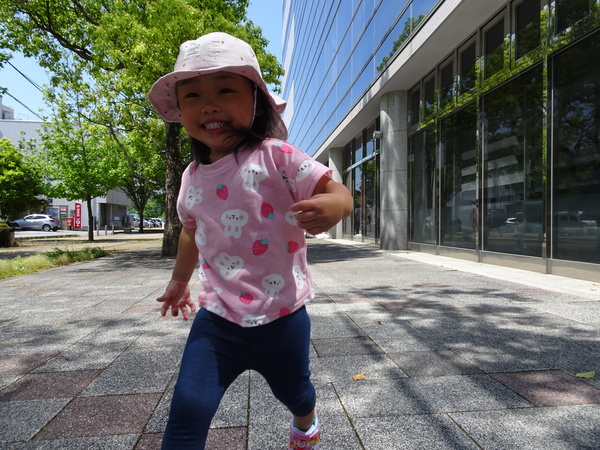 散歩先で遊ぶ子ども (10)