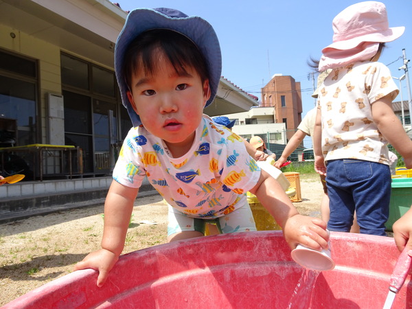泥んこ遊びを楽しむ子ども (2)