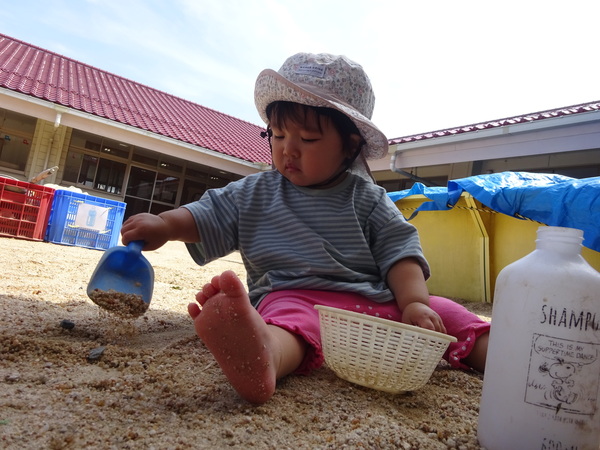 園庭で遊ぶ様子