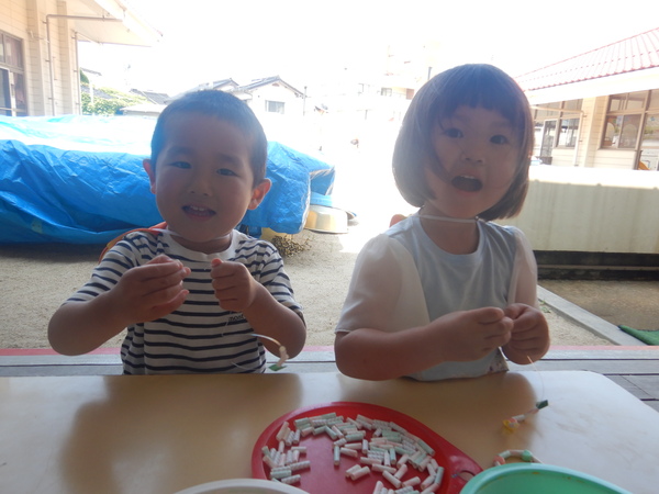製作をしている子どもたち