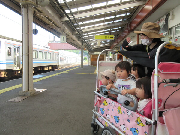 汽車に手を振る子ども