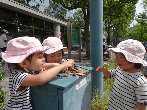 あすてらす前で遊ぶ子ども (1)