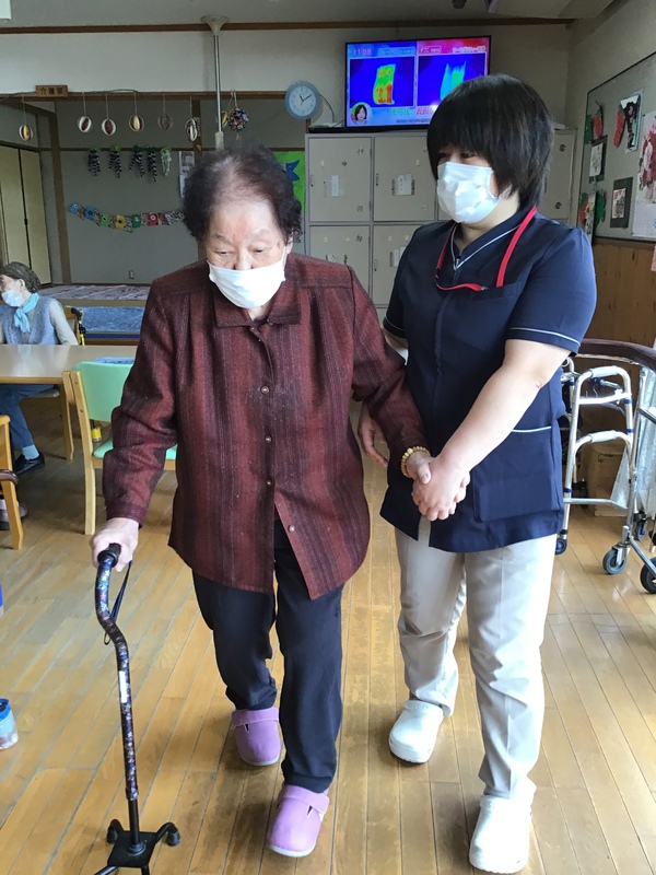 歩いています