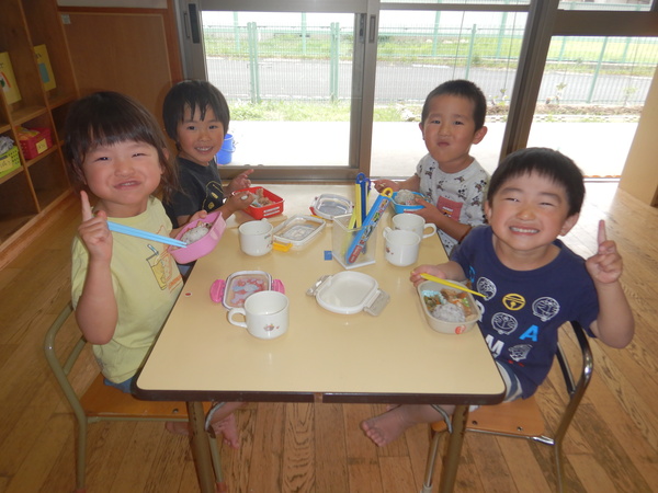 おべんとうを食べている様子 (6)