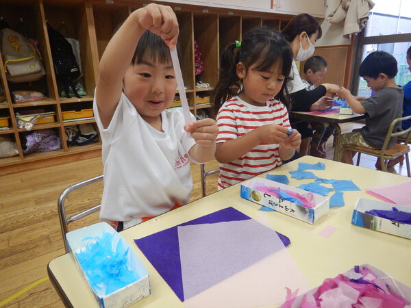 お花紙をちぎっている子どもたち (2)