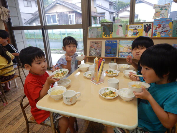 食事の様子 (3)