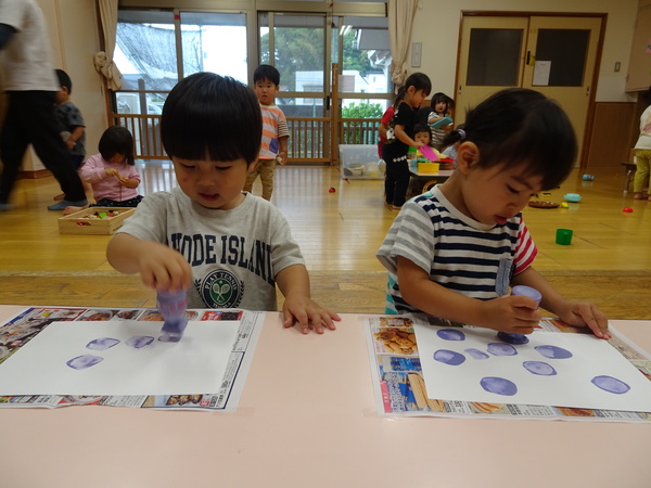 あじさいの製作をする子ども (1)