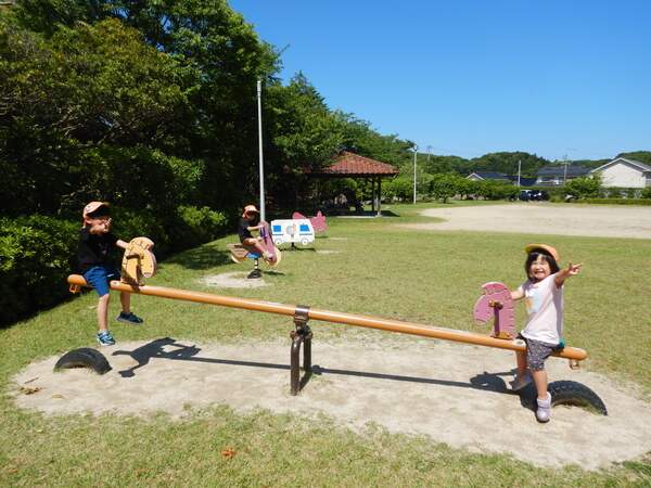公園で遊んでいる様子 (4)
