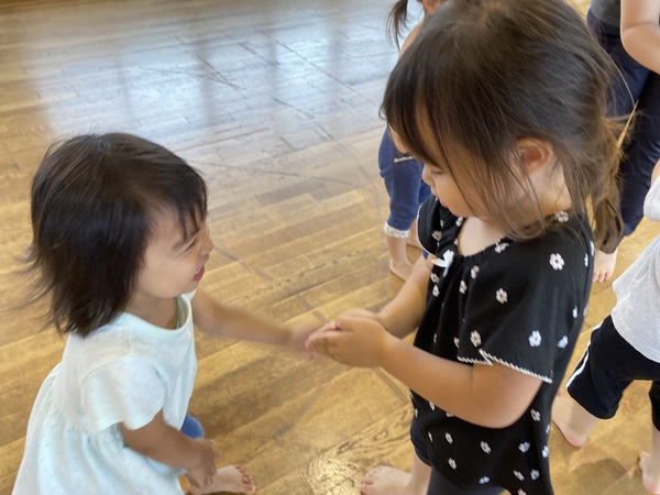 遊戯室で遊んでいる様子 (2)