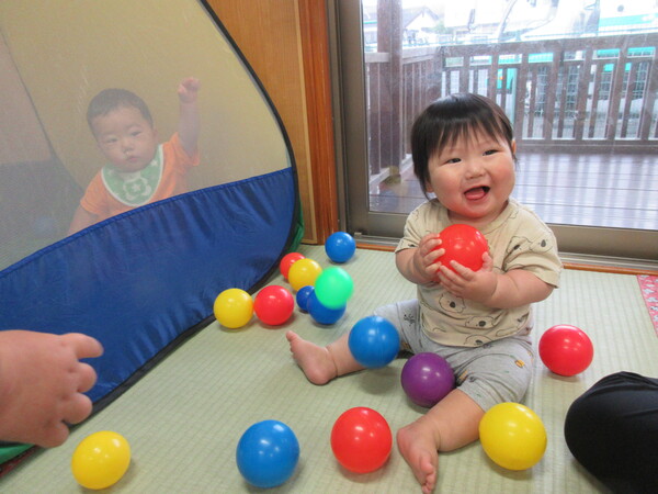 ボール遊びをする様子