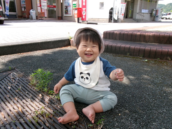 草を持つ