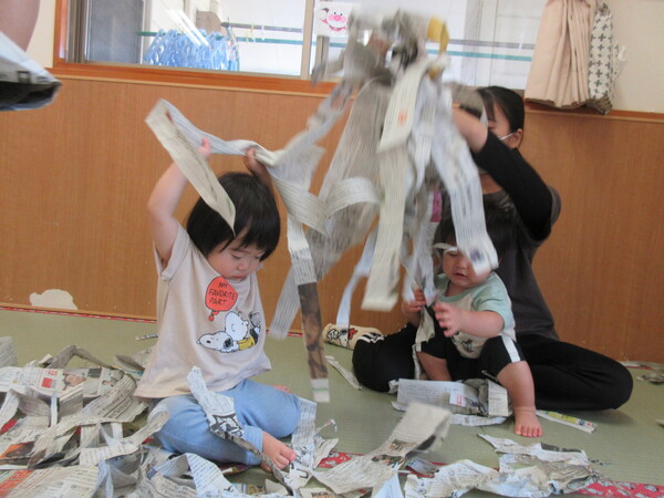 新聞紙遊びの様子 (5)