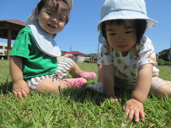 広場で遊んでいる様子 (2)