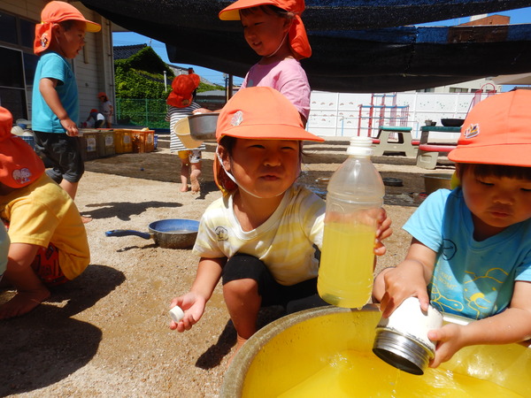 色水で遊んでいる子どもたち (1)