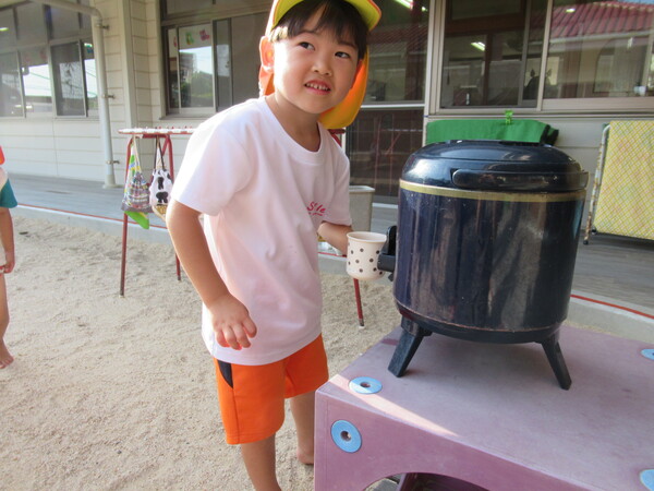 むぎ茶を飲む男の子