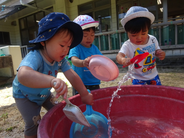 どろんこ遊びをする子ども (2)