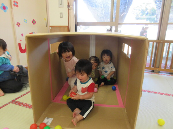 ダンボールハウスで遊んでいる様子 (1)