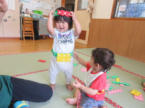 ホックブロックで遊ぶ様子