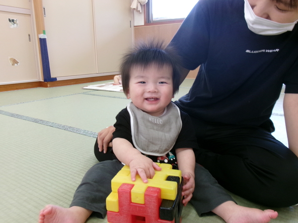 ブロックで遊んでいる様子（１）