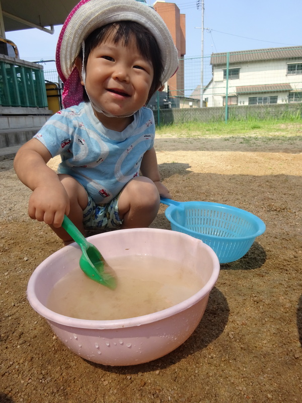 泥んこ遊びの様子 (1)