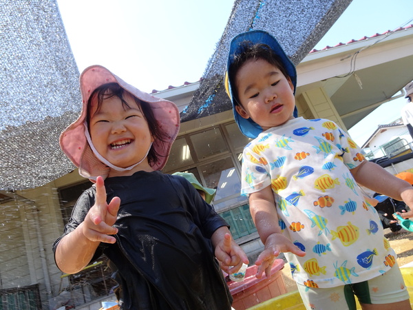 元気に遊ぶ子ども (4)