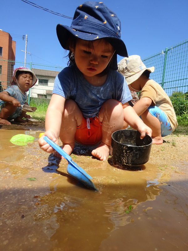 泥んこ遊びの様子