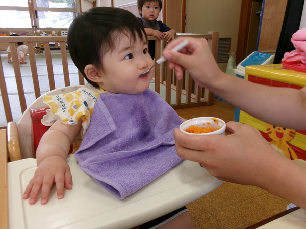 離乳食を食べる