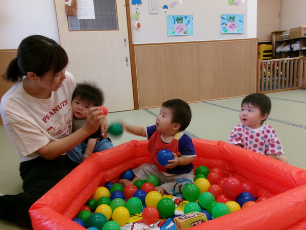ボールで遊ぶ子ども（４）