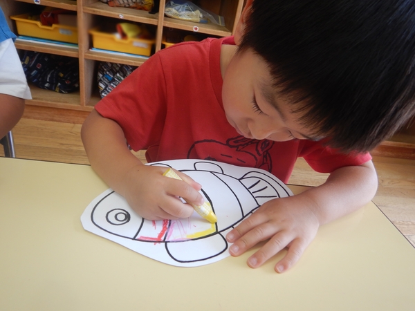 塗り絵をするこども