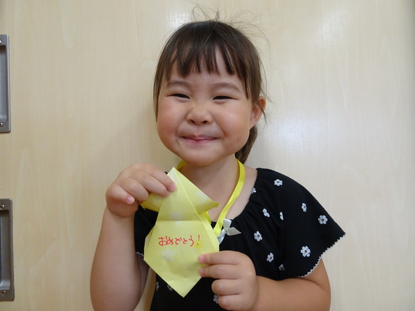 誕生会に参加する子ども (6)