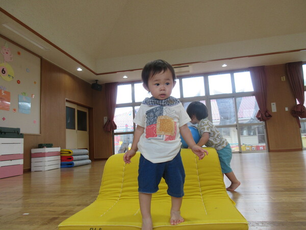 遊戯室で遊んでいる様子 (6)