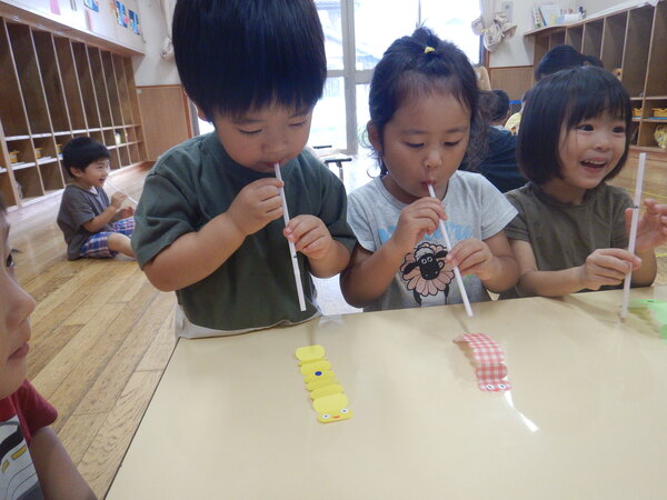 折り紙遊びをしている子どもたち (1)